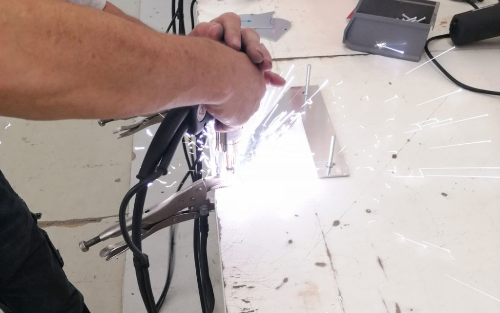 Bolzenschweißen Buchstaben aus Aluminium