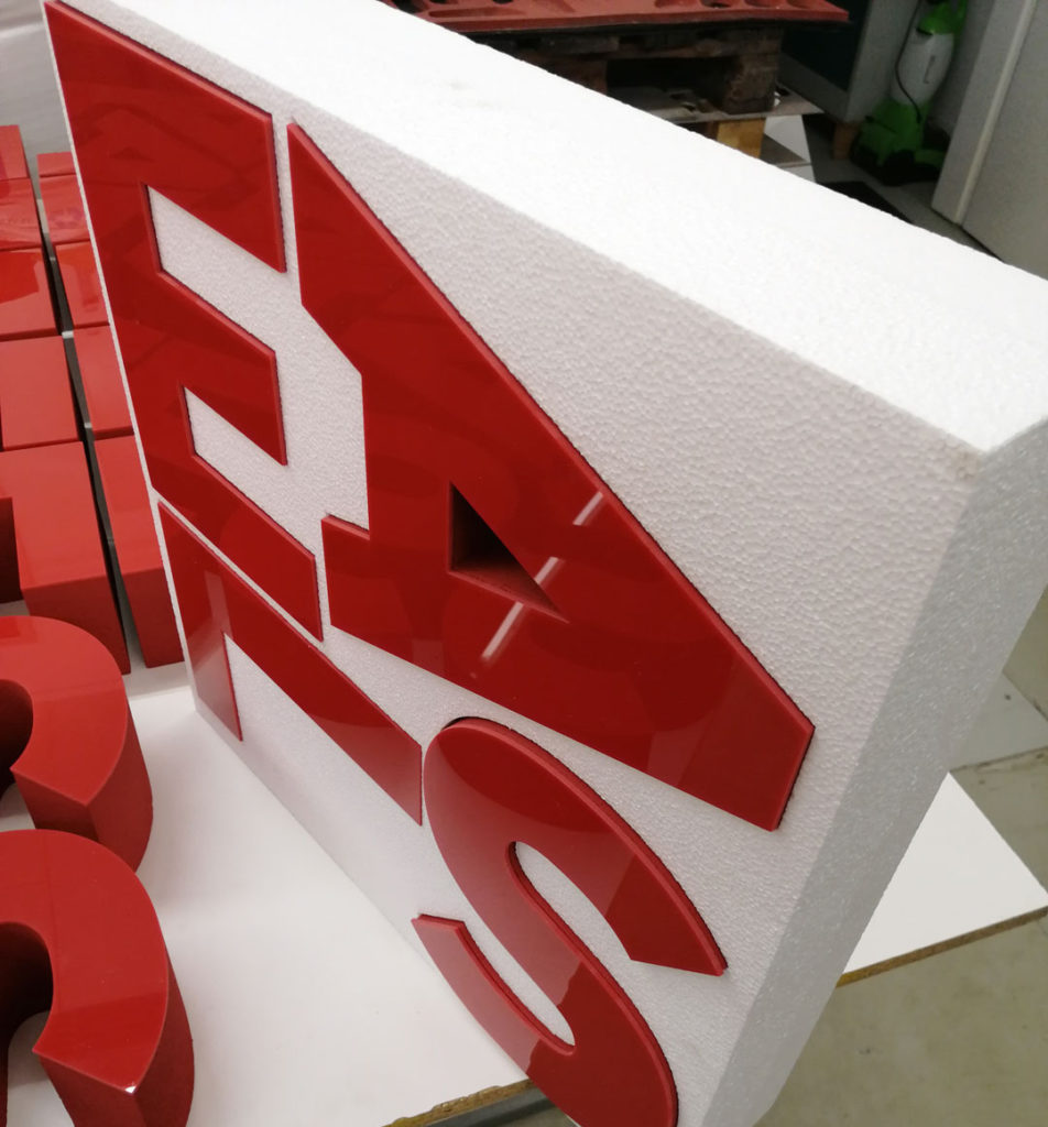Rote Buchstaben aus Styropor und die Front aus Plexiglas
