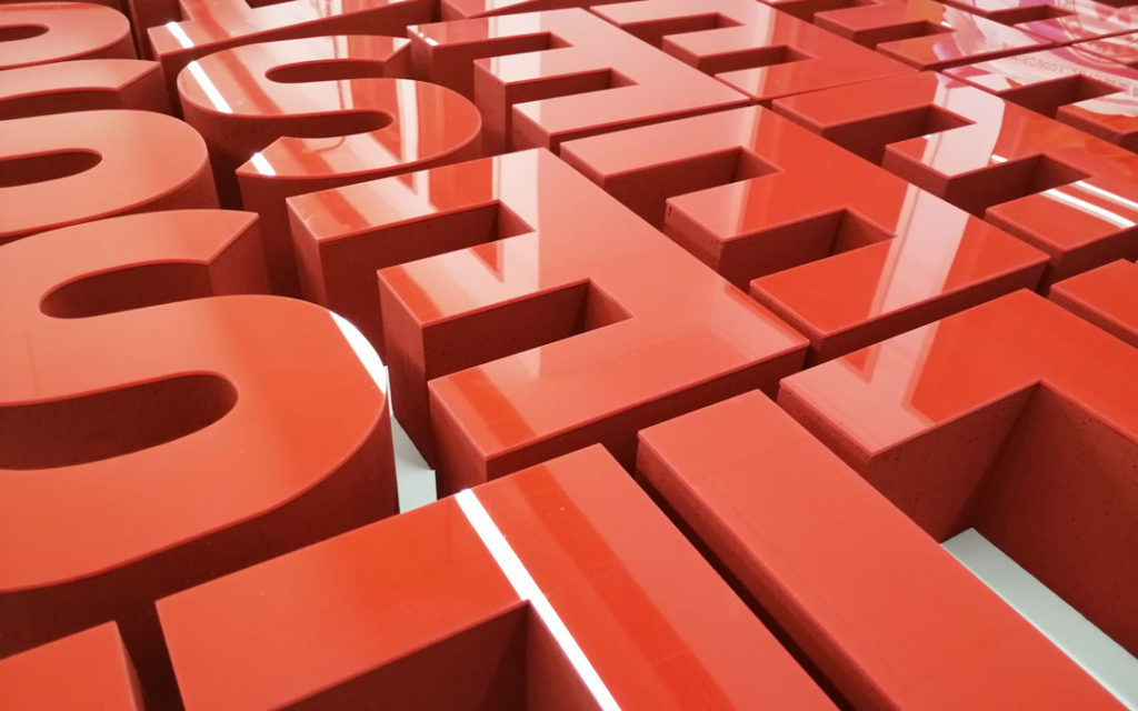 Rote Buchstaben aus Styropor und die Front aus Plexiglas