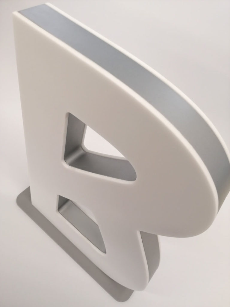 Materialkombi aus 2x3 mm Plexiglas und 19 mm MDF Lackiert + Pulverbeschichteten Metallfuß