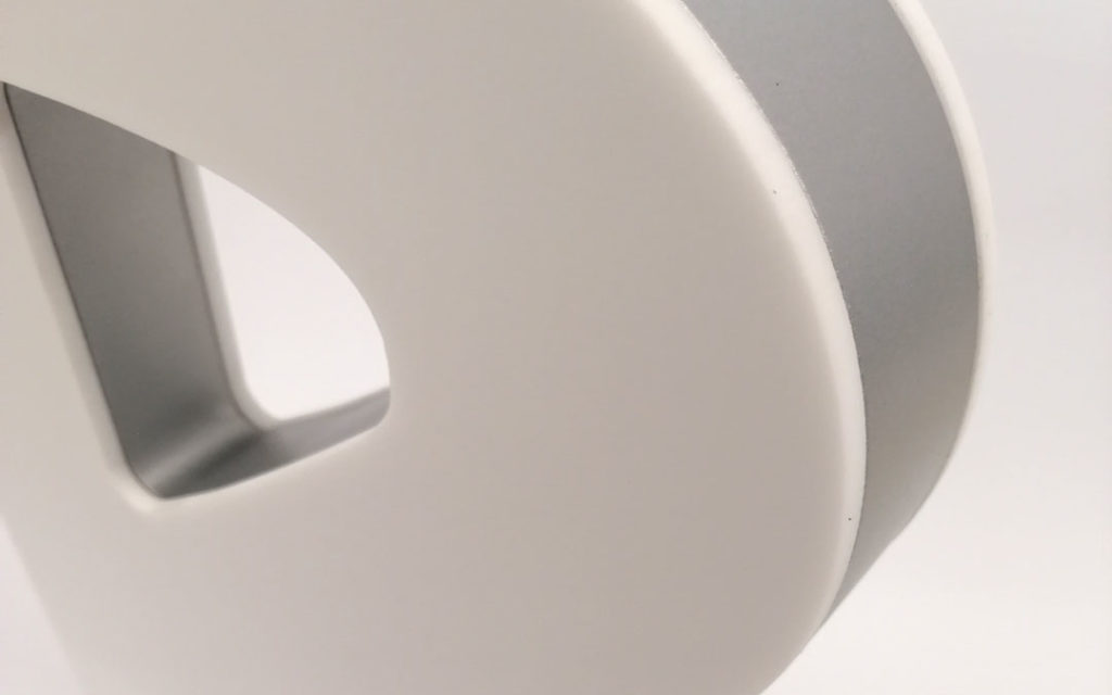 Materialkombi aus 2x3 mm Plexiglas und 19 mm MDF Lackiert + Pulverbeschichteten Metallfuß