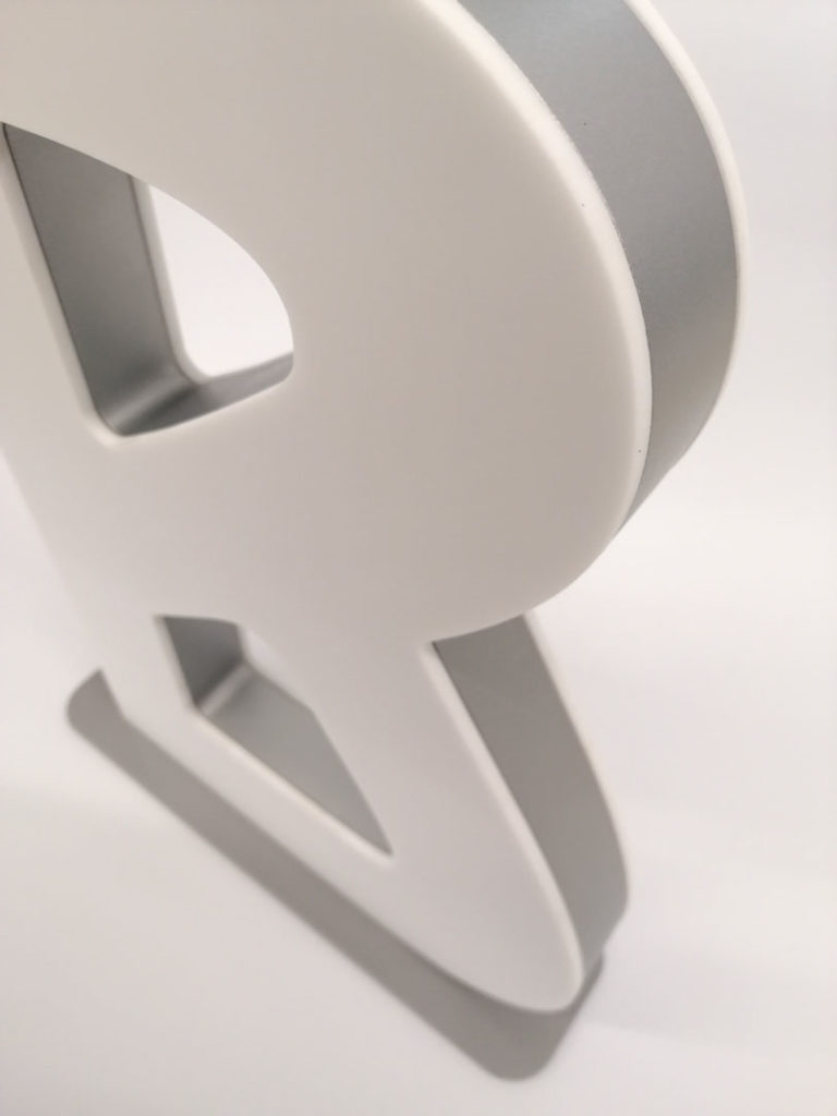 Materialkombi aus 2x3 mm Plexiglas und 19 mm MDF Lackiert + Pulverbeschichteten Metallfuß